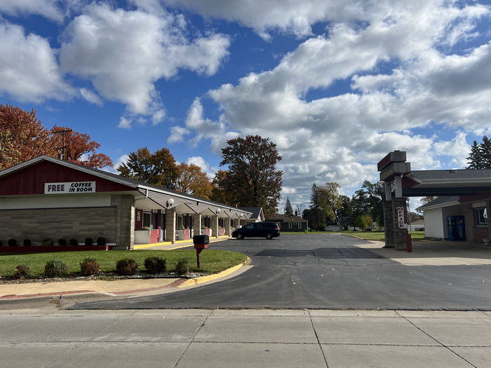 Pinconning Trail Motel (Pinconning Trail Inn, Mackinac Trail House) - October 15 2022 Photo  (newer photo)